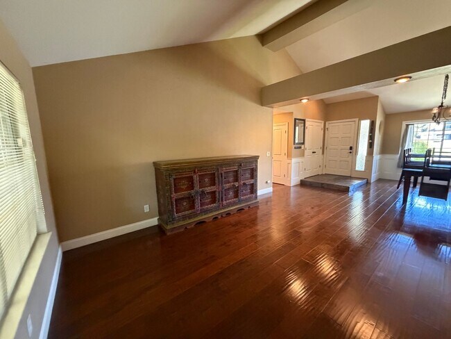 Foto del edificio - 2461 Bay Hill Cir