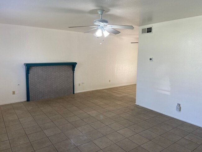 Building Photo - Close to CSUS - 7 Bdrm, 3 bath near La Riv...