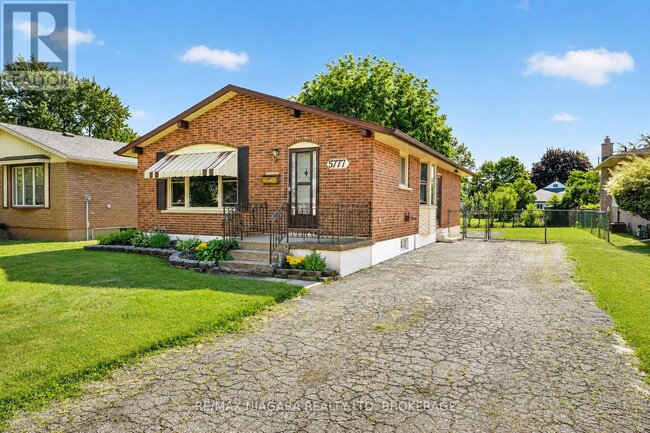 Building Photo - 5777 Sunnylea Crescent