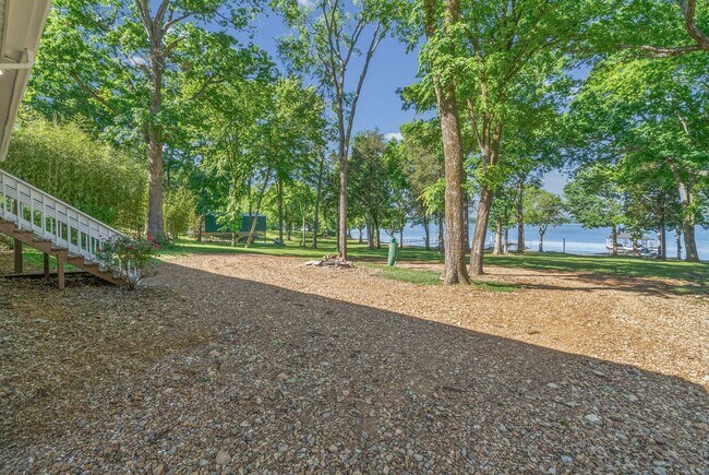 Building Photo - 315 Riverview Dr