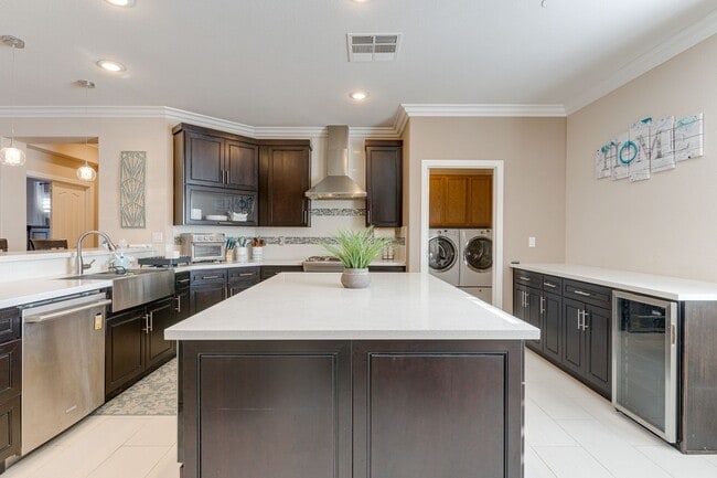 Foto del edificio - Fully Furnished Single-Story Gem in Peacef...