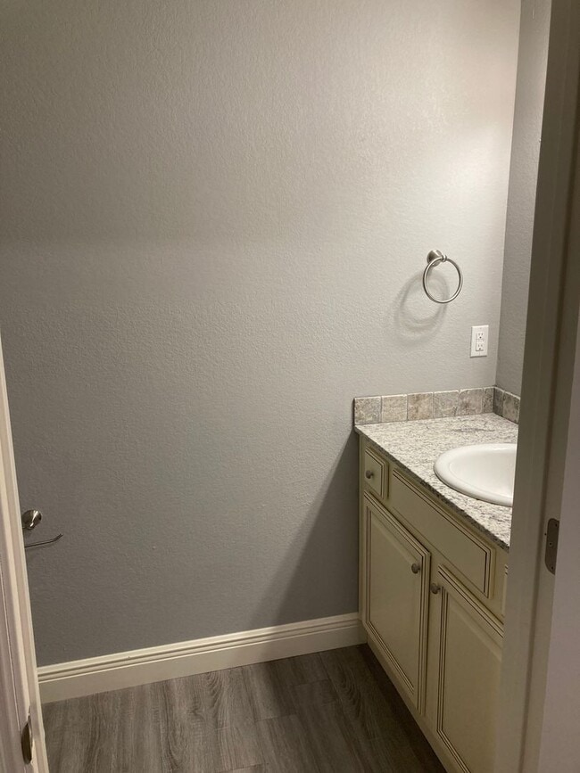 Foto del edificio - NOW PRE-LEASING Adorable 3 bedroom 3.5 bath unit!!!