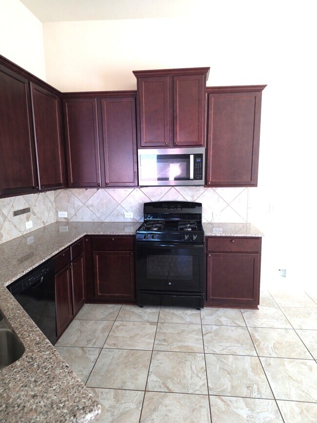 Foto del edificio - 15127 Calvano Dr