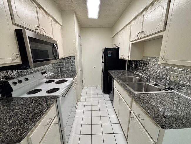 Foto del edificio - 1-bed, 1-bath apartment with washer and dryer provided