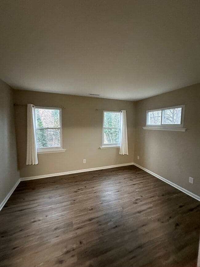 Building Photo - 8 Cedar Ave