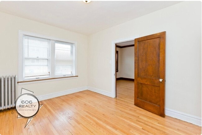Building Photo - Spacious Berwyn Apts!
