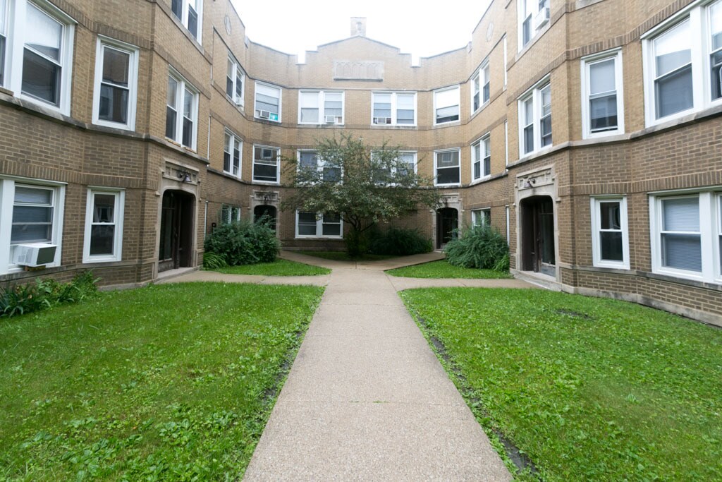 Primary Photo - 4828 W Addison St