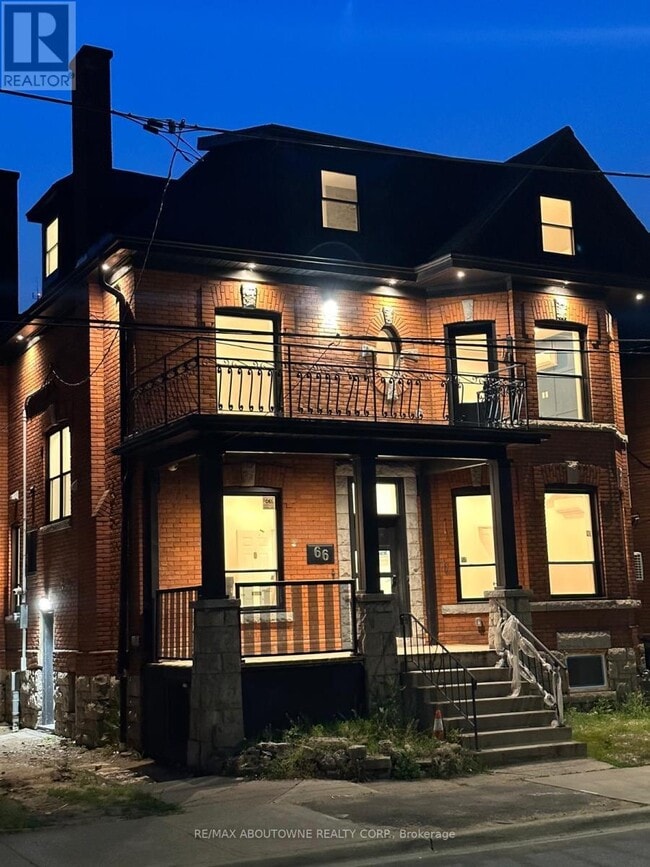 Building Photo - 66-166 Wellington St S