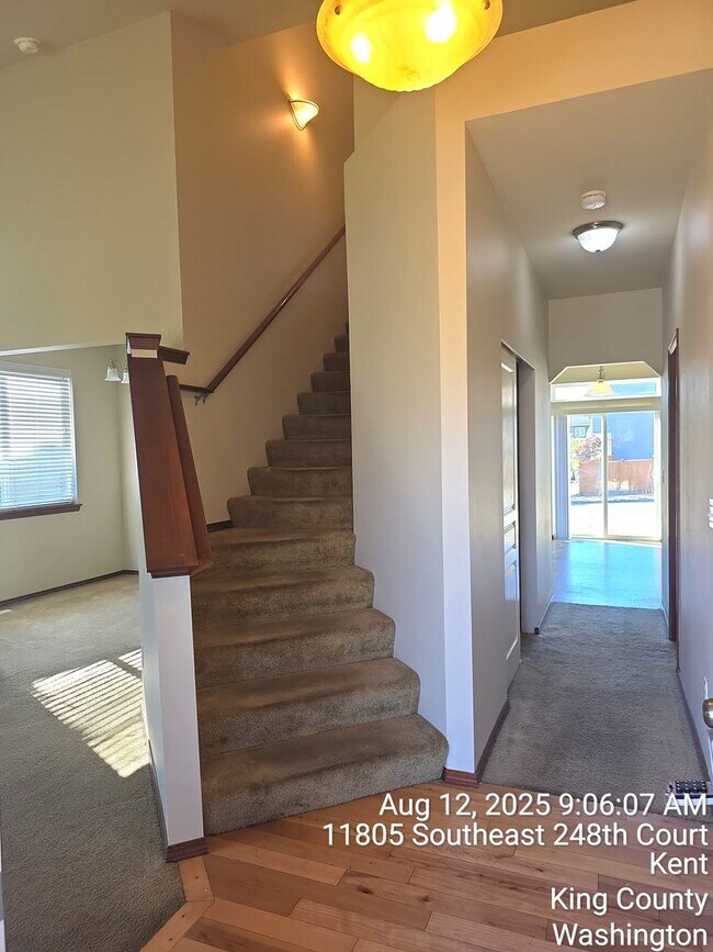 Building Photo - East Hill Kent 4 bedroom 2.5 bathroom with 2 car garage. Available NOW!!