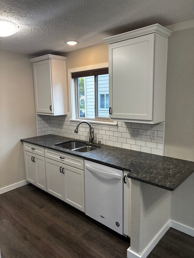 Quartz counters/breakfast bar - 8204 Mentra St