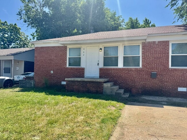 Building Photo - 902 E Rose Dr