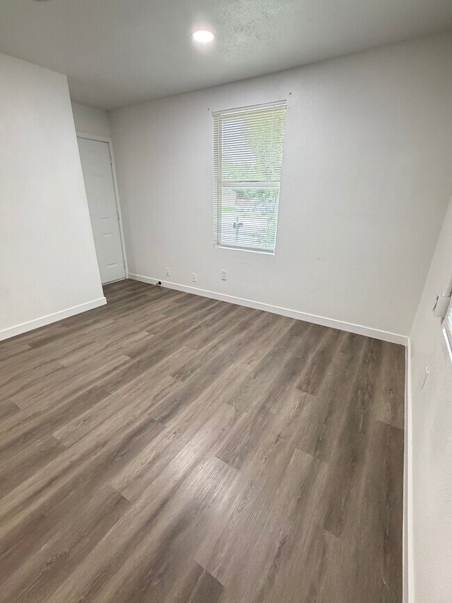 Foto del edificio - 3500 E Rosedale St