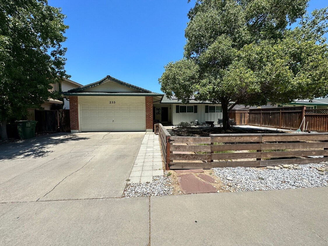 Primary Photo - Beautiful 3 Bedroom, 2 Bath Tracy Home