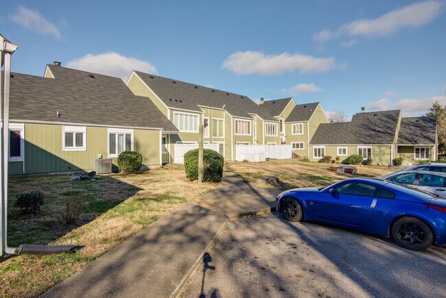 Foto del edificio - Amazing and spacious 3/2.5 Hermitage Townhouse with fireplace & patio!!! Pets ok!