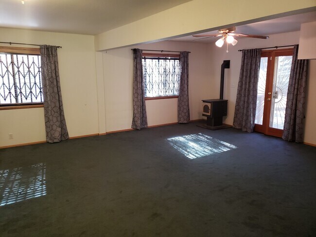Building Photo - Quaint Apartment w/ Privacy in the Mountains