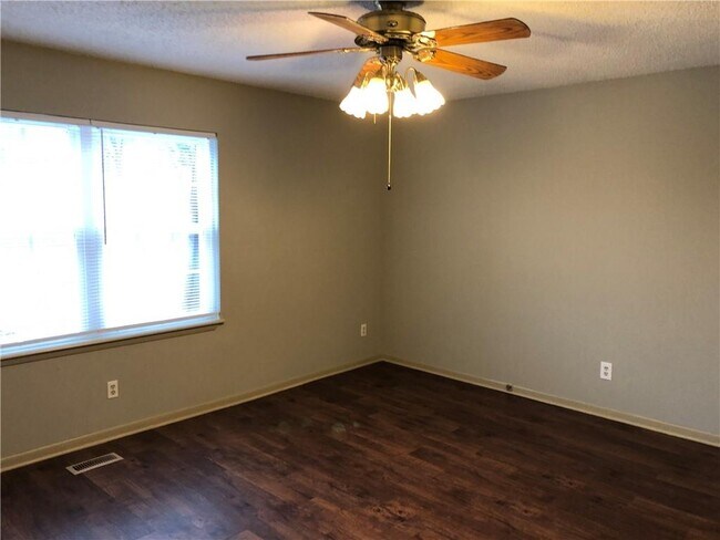 Building Photo - 573 N Betty Jo Dr