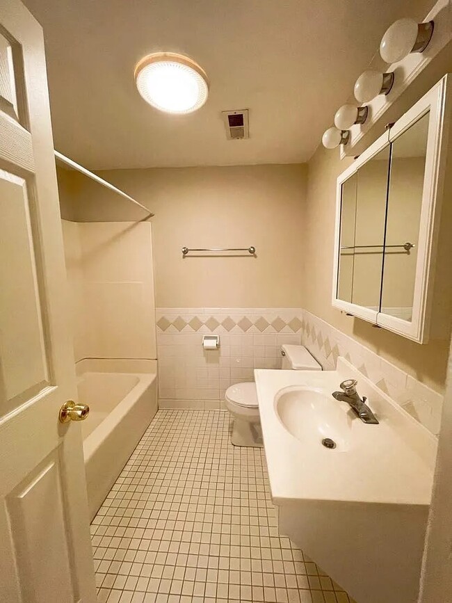 Building Photo - 5722 Ridgeway Dr