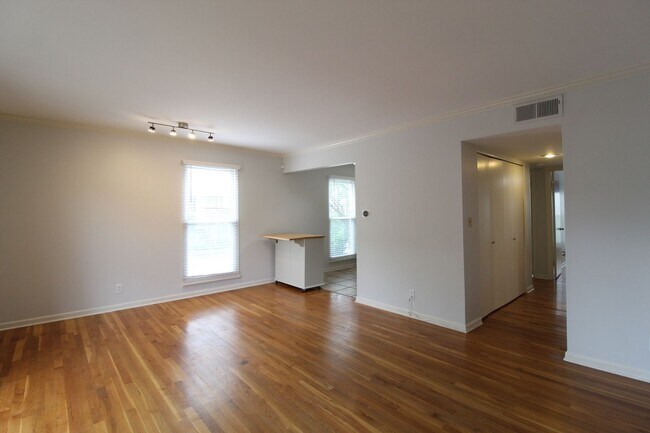 Building Photo - May free on this 2 br 1 bath apartment in the West Plaza  area