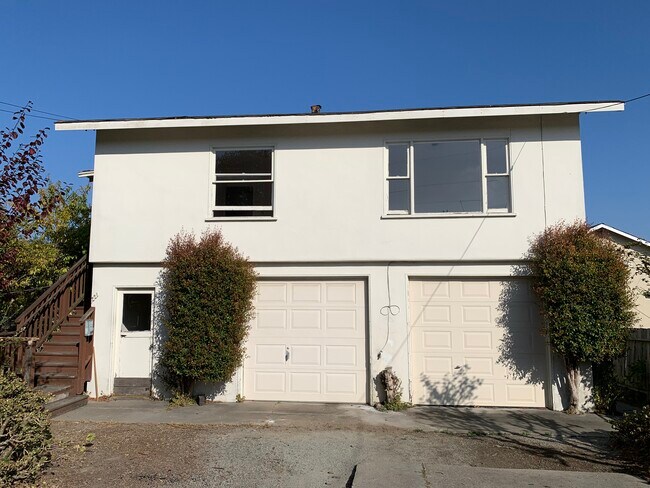 Building Photo - 221 Anita St