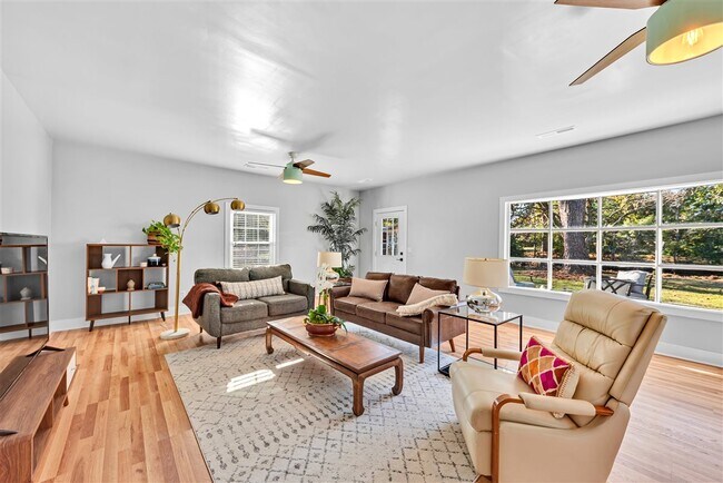 Foto del edificio - 1077 Harbor View Rd