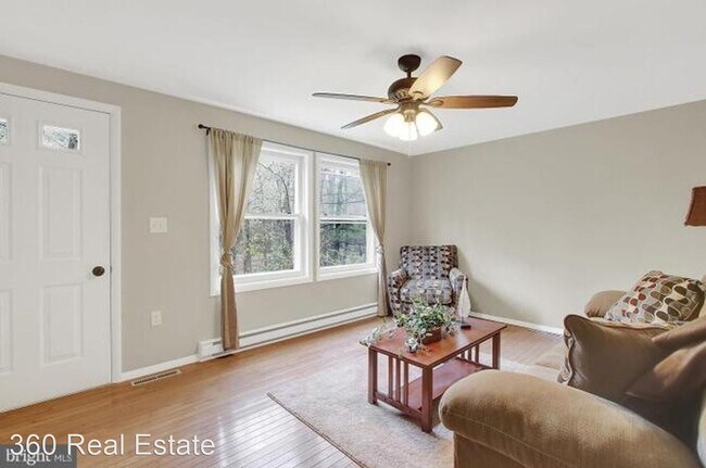 Building Photo - 3 br, 1 bath House - 201 Plantation Road