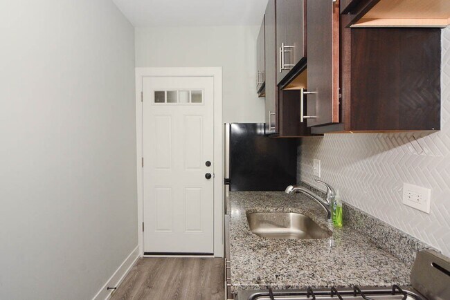 Foto del edificio - 725 W Brompton Ave
