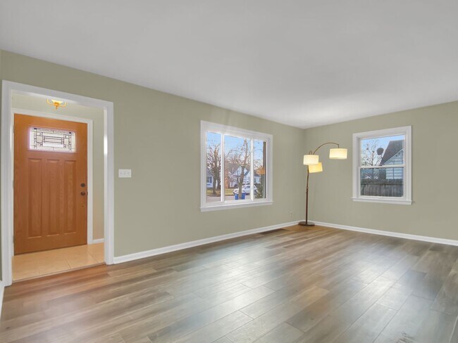 Building Photo - Beautifully updated 3 bedroom 1.5 bathroom...
