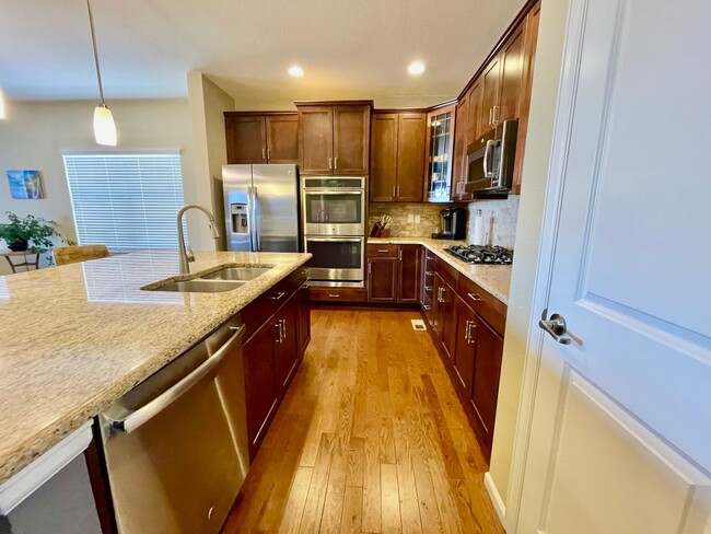 Building Photo - Beautiful 3 Bed, 4 Bath Home Backing to Go...