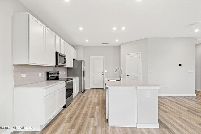 Building Photo - 14710 Cashew Ave