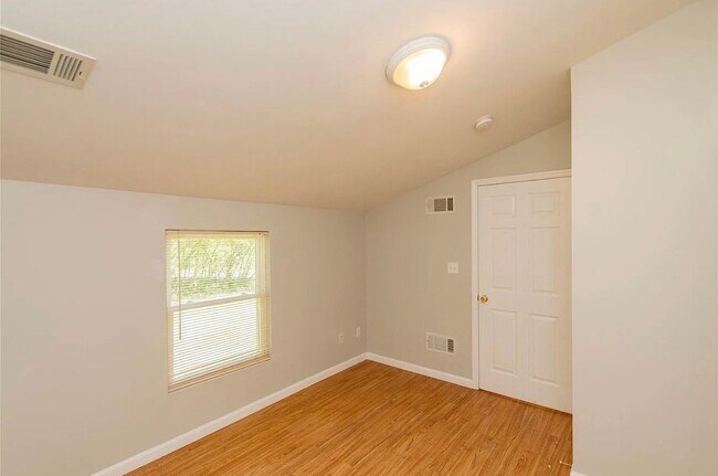 Building Photo - 797 Forest Glen Rd