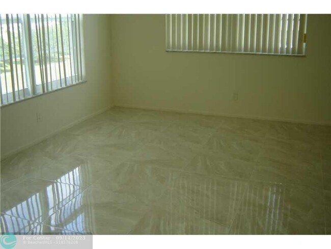 Building Photo - 575 Oaks Ln
