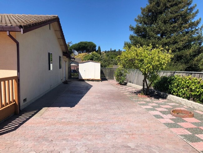 Building Photo - Great 4 Bedroom 2 Bath Single Story Home!