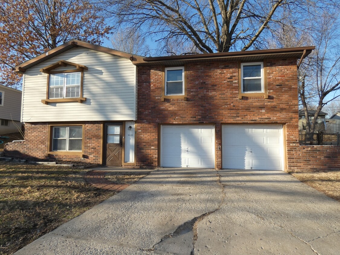 Primary Photo - 5220 NE 57th St