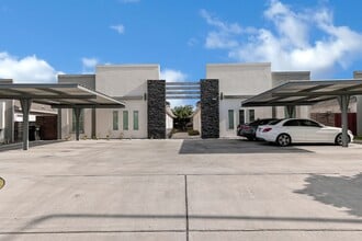 Building Photo - 1012 E la Cantera Ave