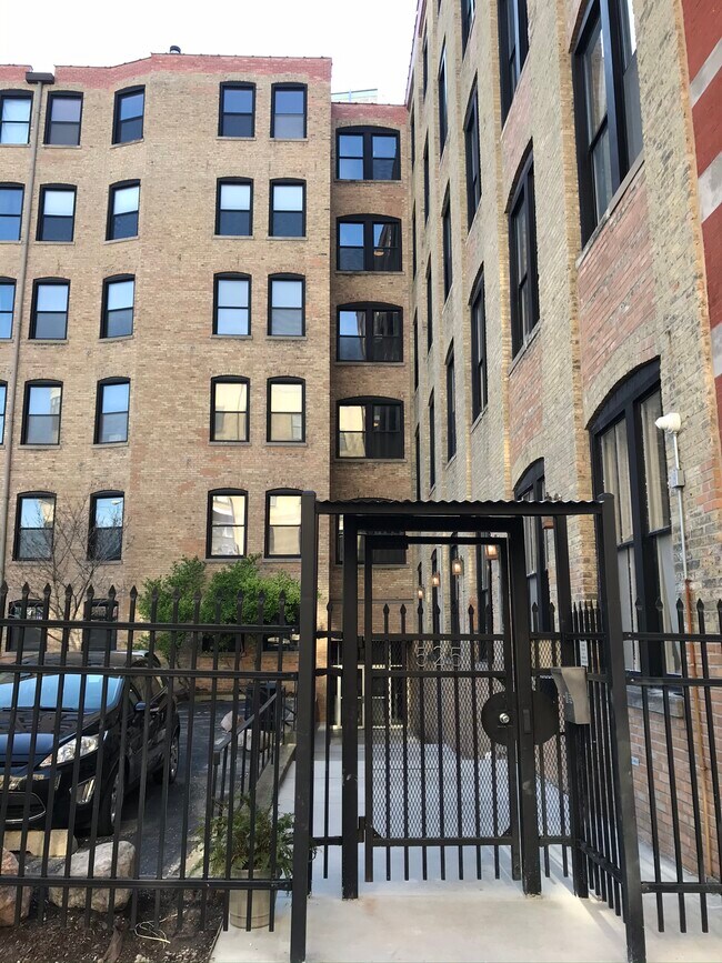 Building Photo - 525 N Halsted St