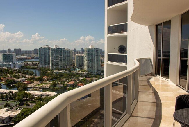 Foto del edificio - 15901 Collins Ave