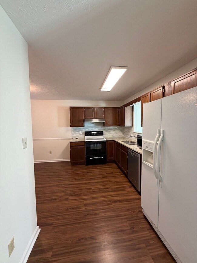 Foto del edificio - Maryville 37801 - 2 bedroom, 1.5 Condo with a 1-car garage - Contact Ed Johnson (865) 924-5045