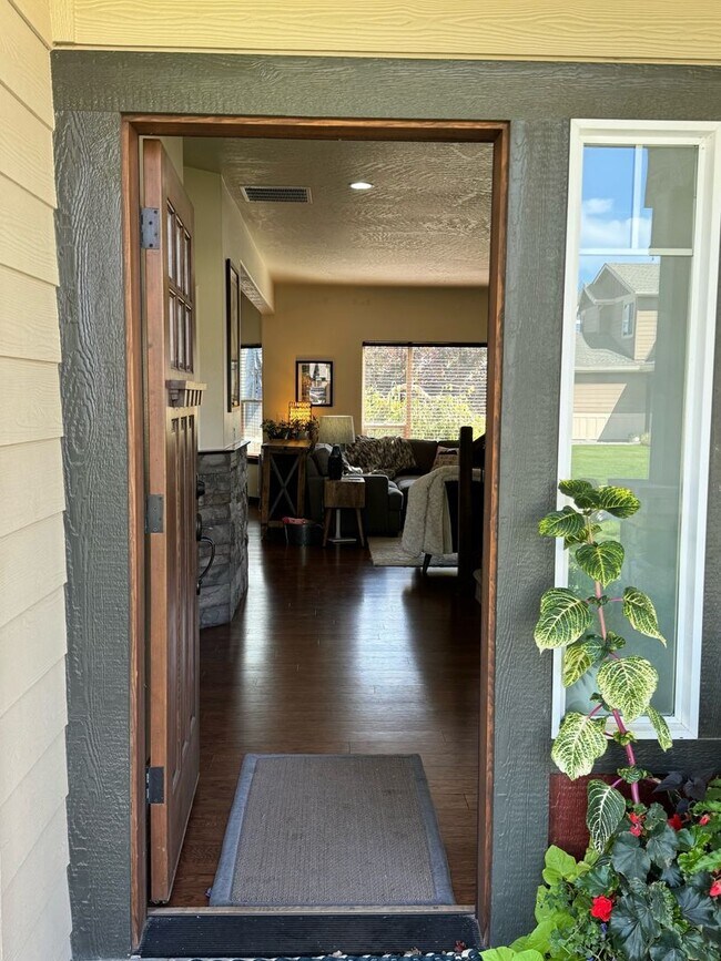 Building Photo - Beautiful Home in the Landings
