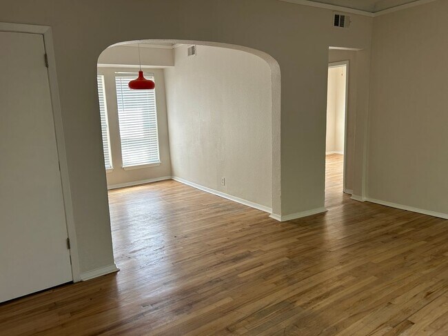 Foto del edificio - 5305 Reiger Ave