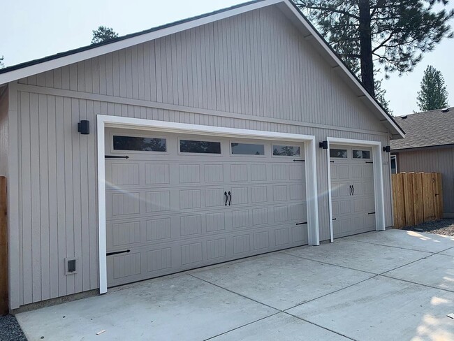 Building Photo - Beautiful home in Sisters