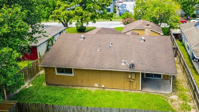 Building Photo - 8710 Parkway Forest Dr