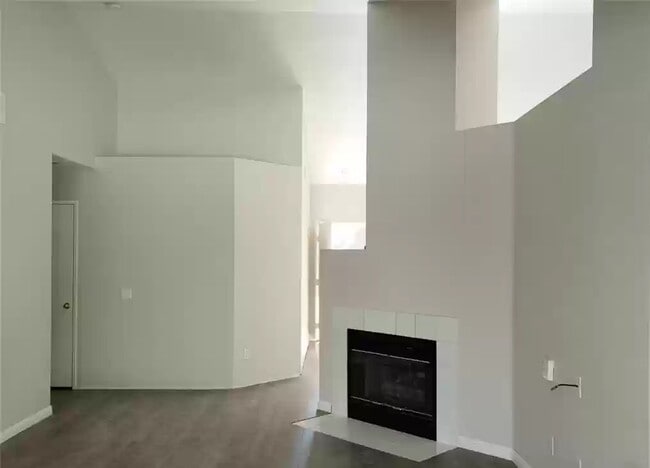 Foto del edificio - 15120 Ficus St