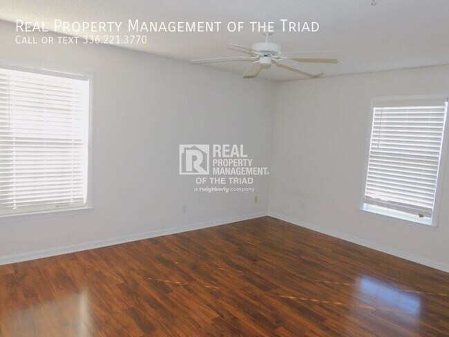 Building Photo - Upper Level 2BR/2BA Condo off Hartley Driv...