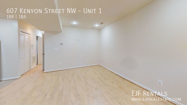 Foto del edificio - Columbia Heights One Bedroom W/Off Street ...