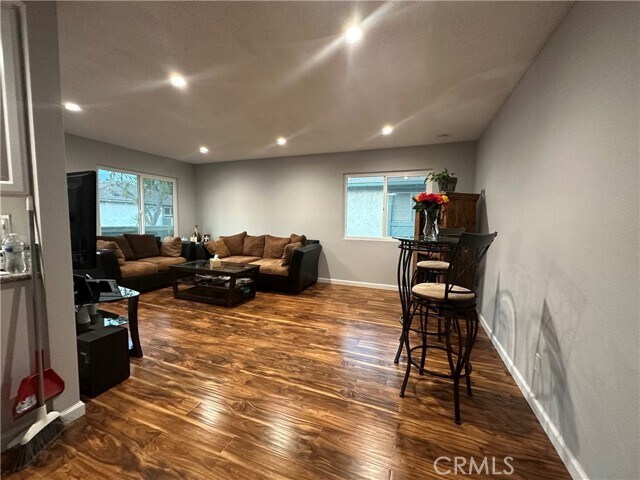 Foto del edificio - 883 W 13th St