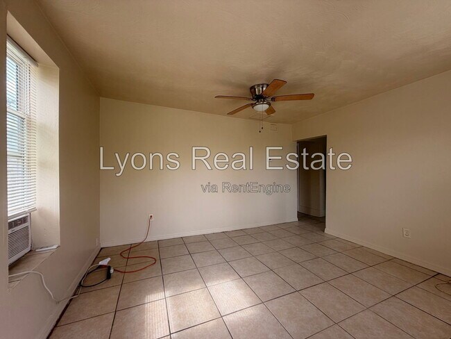 Foto del edificio - 8110 Howell Ave
