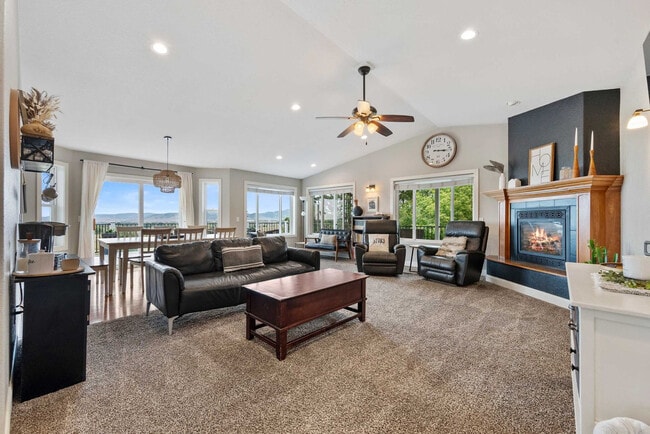 Building Photo - 3213 Hemlock Ct