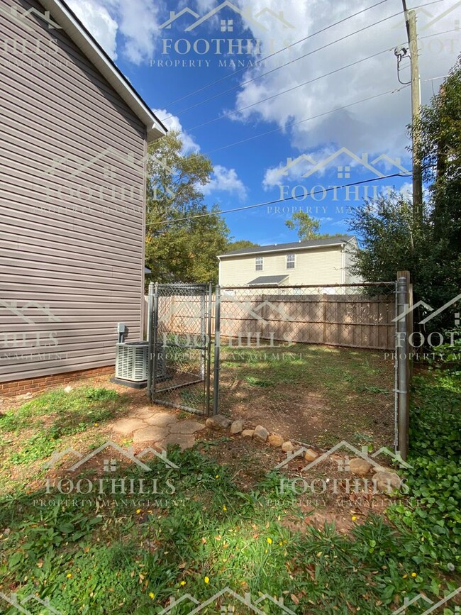 Building Photo - Cozy 2-Bedroom Duplex with Fenced Backyard