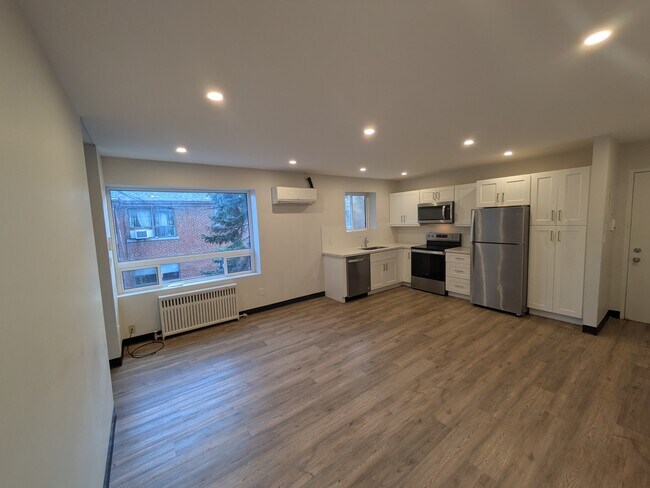 Photo du bâtiment - 3 Bedroom - Woodward Ave
