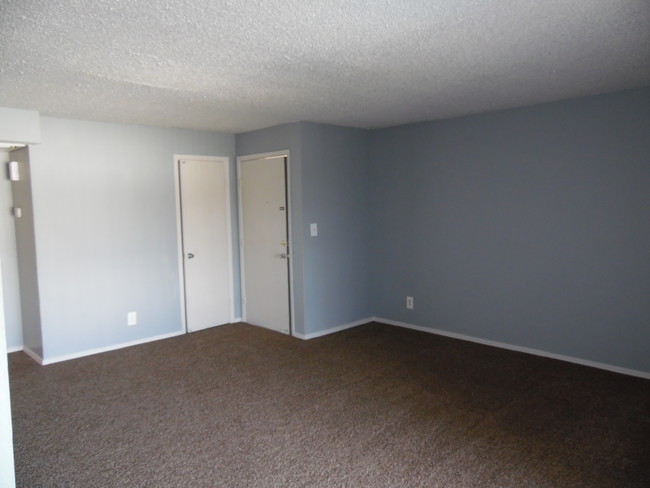 Sala de estar renovada $540.00 - Wood Creek Apartments